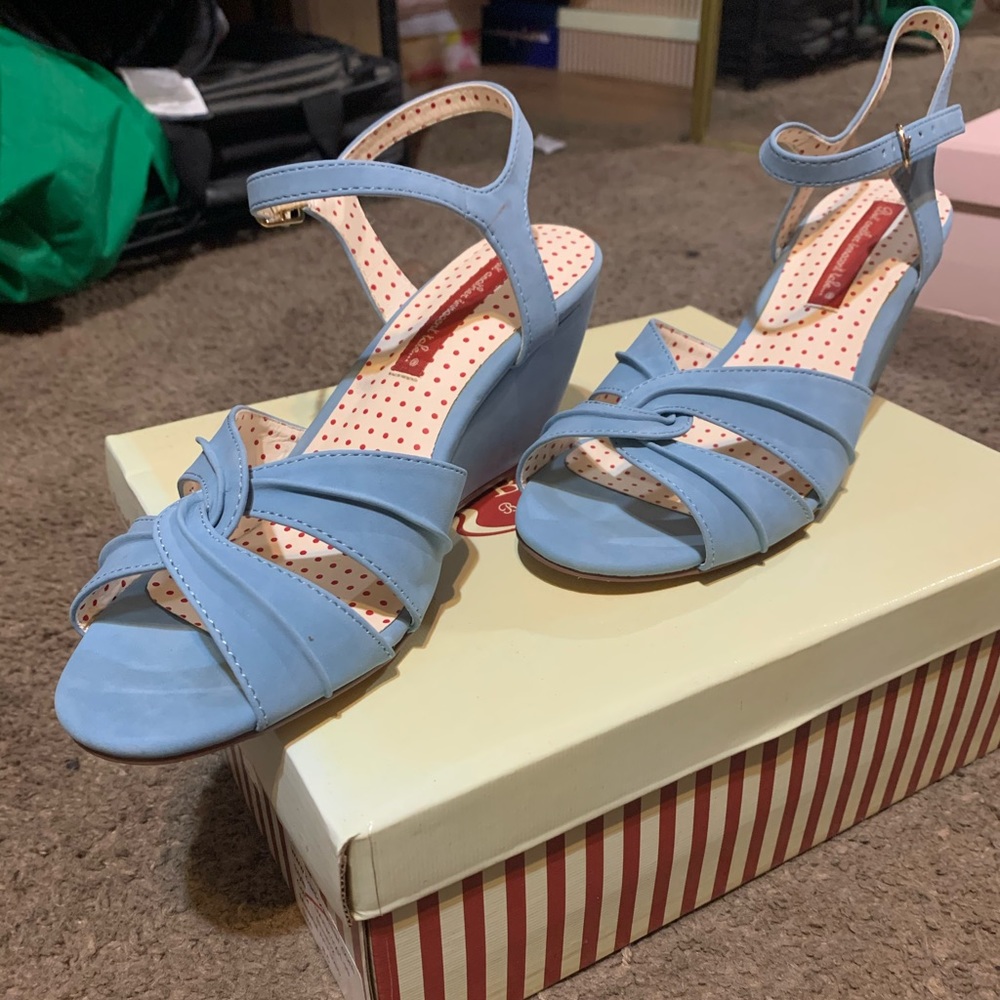 Elegant Blue Strappy Sandals with Low Heel